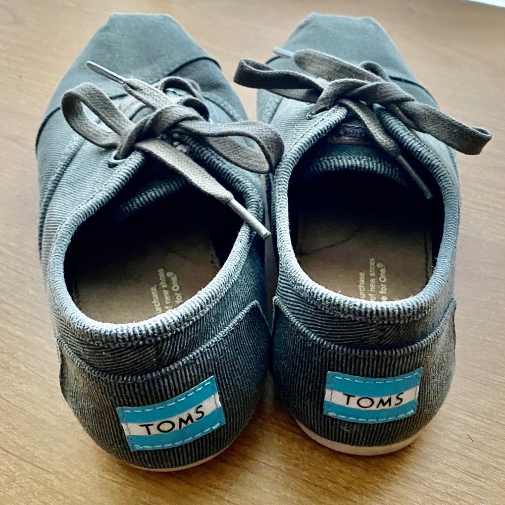TOMS canvas sneaker shoes